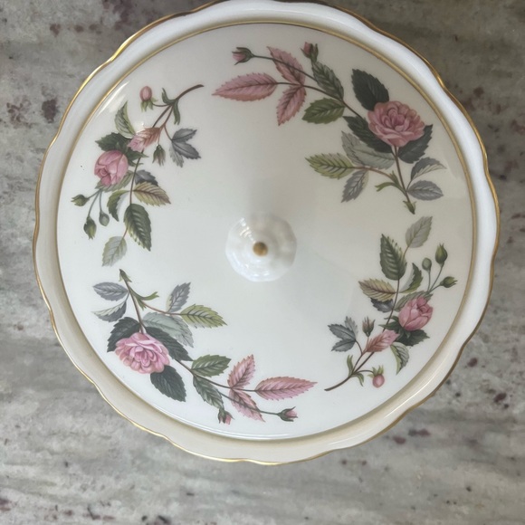 Wedgwood Hathaway Rose Covered Dish 5.5” Floral Bone China England Gold Trim EUC - Picture 6 of 6